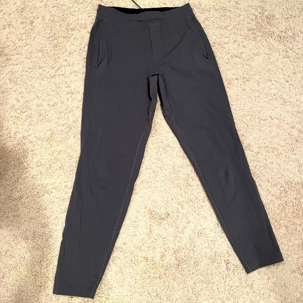 Lululemon joggers Sz Small gray black w zipper side pockets and zips at ankles